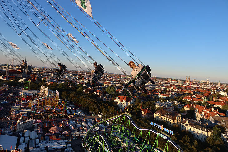 Blick vom Jules Verne Tower auf dem Oktoberfest 2022 (©Foto: ganz-muenchen.de)